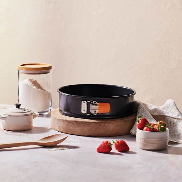 Le Creuset Toughened Non Stick Round Springform Pan 24cm | Kitchen